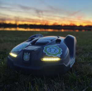 Fly Robot: City airport turning to autonomous grounds crew